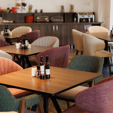 Suru Hotel & Restaurant بوستين المظهر الخارجي الصورة