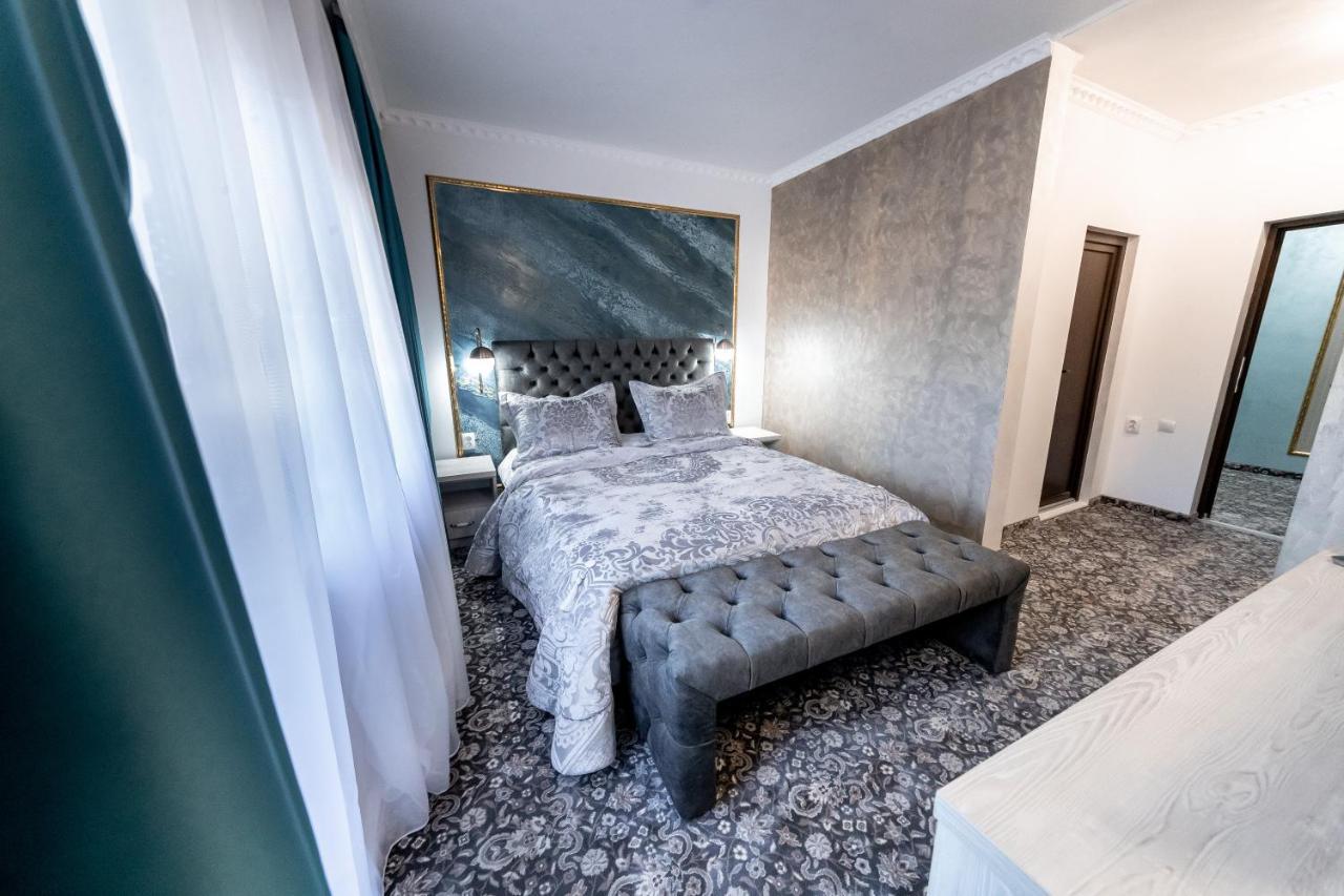 Suru Hotel & Restaurant بوستين المظهر الخارجي الصورة