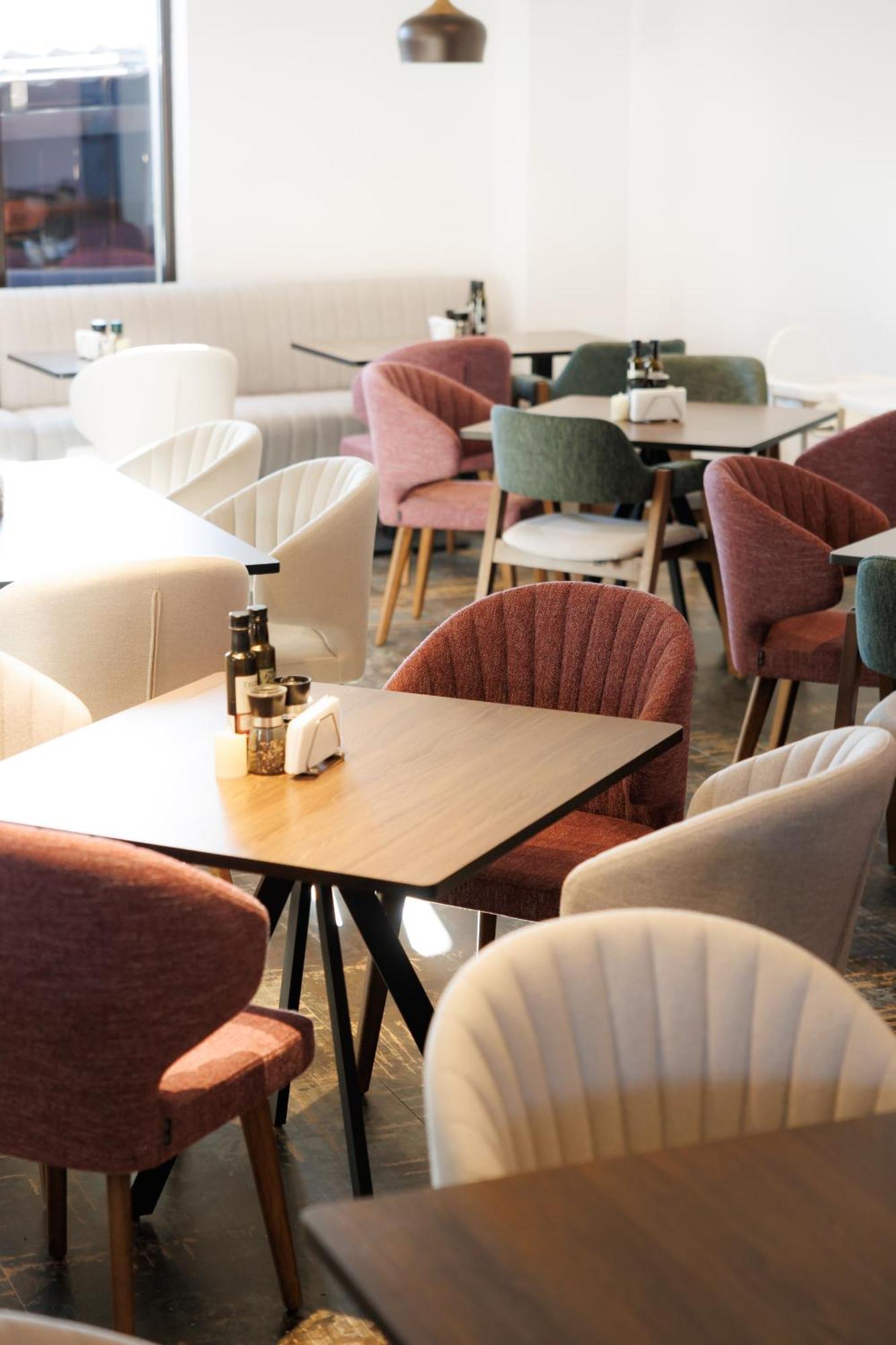 Suru Hotel & Restaurant بوستين المظهر الخارجي الصورة