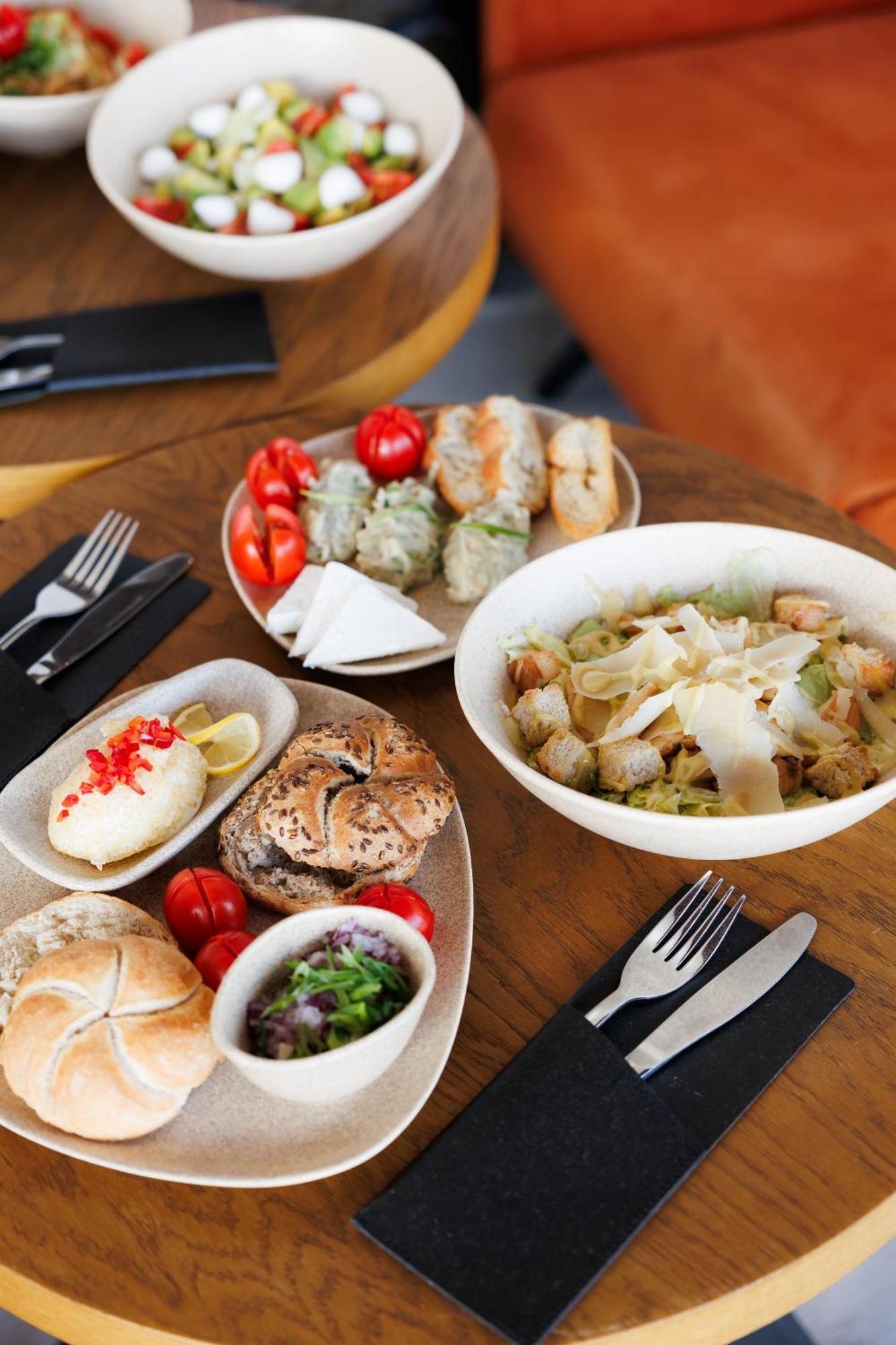 Suru Hotel & Restaurant بوستين المظهر الخارجي الصورة
